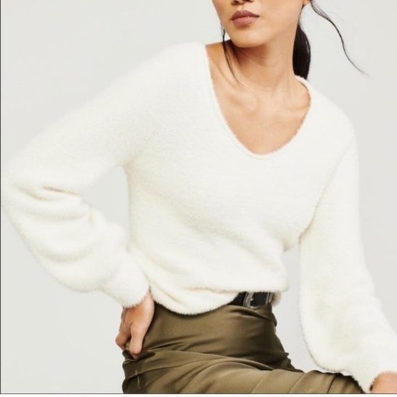 Abercrombie Eyelash Soft  Cozy V-Neck Slouchy Sweater White Sz Medium - Picture 2 of 11